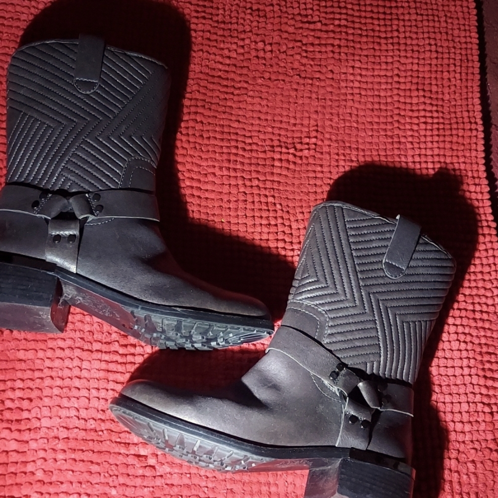 Boots - Picture 3 of 4